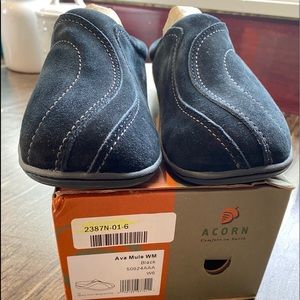 New in box Women’s ACORN mules